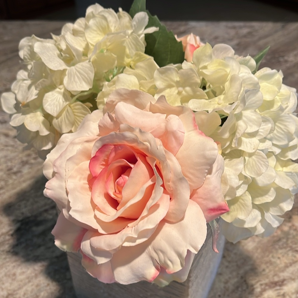 Gorgeous silk flower arrangement with vase. - Picture 3 of 7